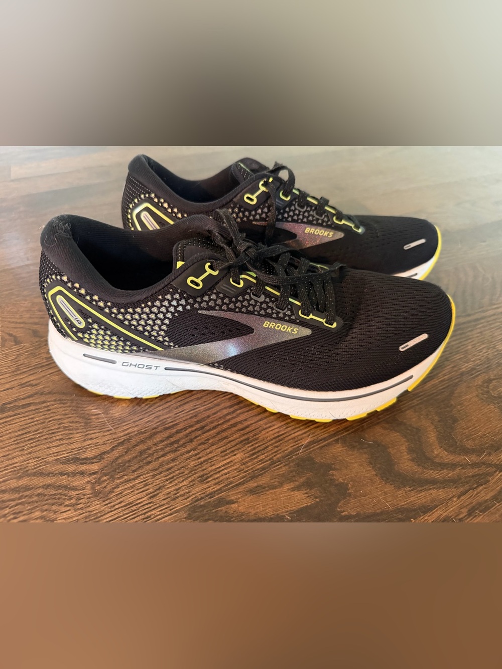 Brooks Ghost 14 Women’s 8.5 used Black and Neon Yellow Mesh Running Shoe - Picture 2 of 4